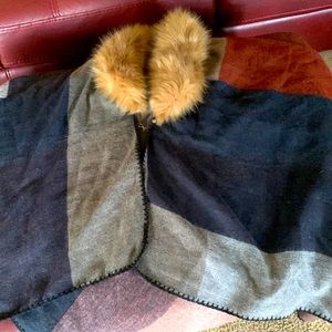 Wool poncho with fur collar